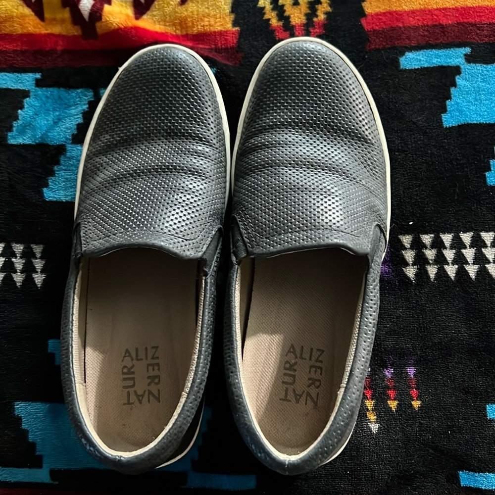 Naturalizer shoes, women’s size 8 wide. Great condition.
